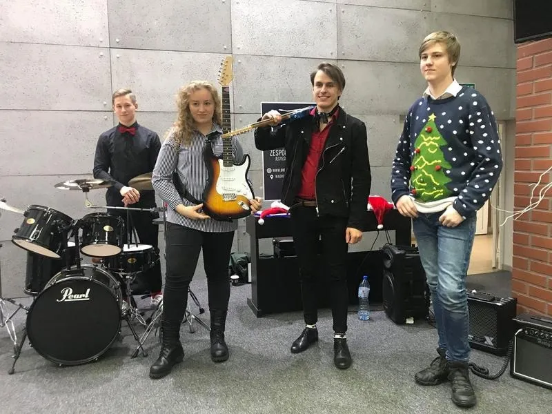 Giganci muzyki na wielkich instrumentach: Odkryj największe brzmienia świata!