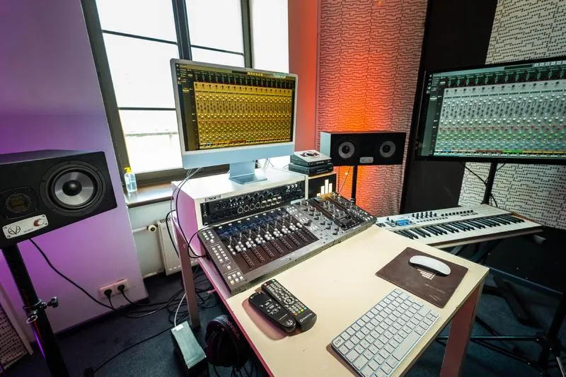 Jak profesjonalny mastering może odmienić brzmienie Twojej muzyki?