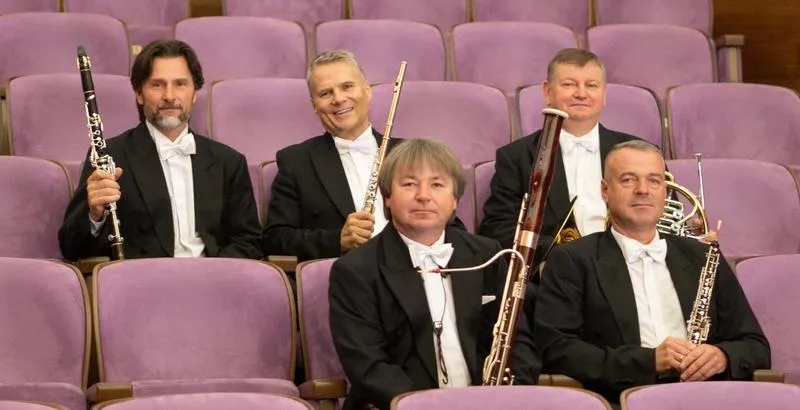 Kwintet dęty blaszany: Odkryj instrumenty i ich niezwykłą rolę w muzyce