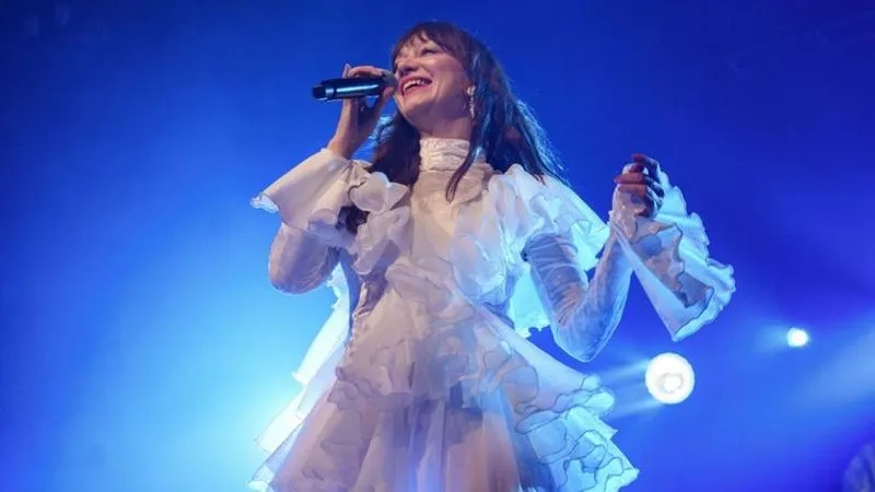 Muzyczne Echo Warszawy: Dlaczego Kultowa Piosenka Pozostaje w Naszej Pamięci