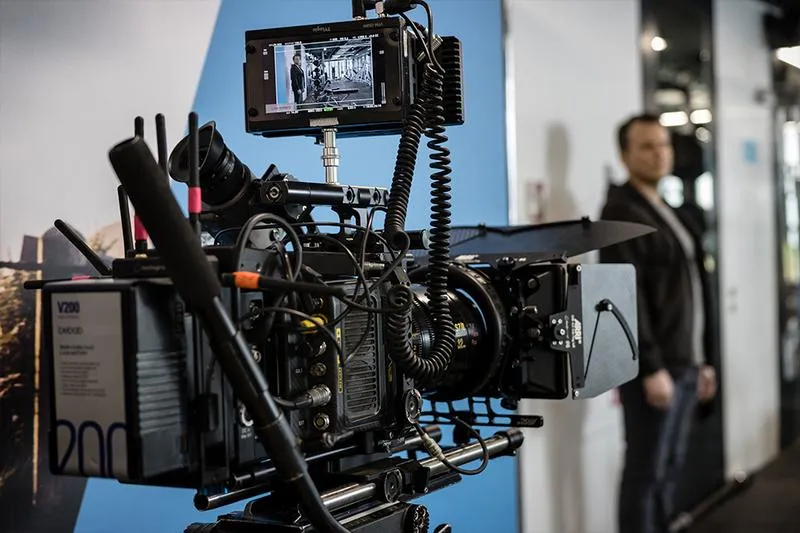 W jaki sposób przebiega proces produkcji filmów reklamowych: koszty i etapy, które warto znać?